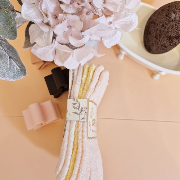 Spa Exfoliating Gloves - Picture 3 of 3